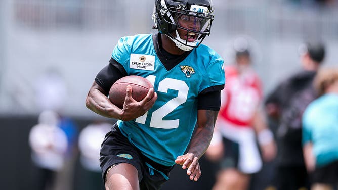 Travis Hunter made a new fan on his way to Jacksonville for rookie workouts