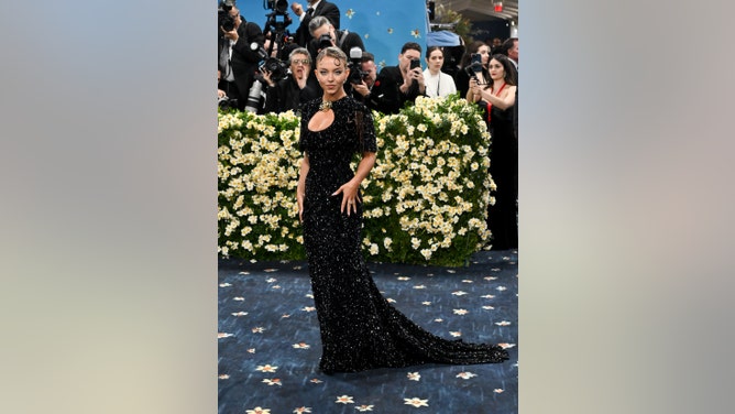 sydney sweeney met gala cleavage dress