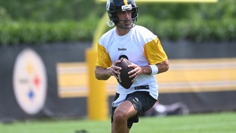 Aaron Rodgers at Steelers practice