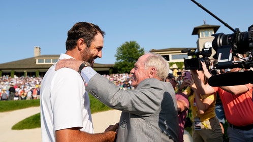 Jack Nicklaus shakes Scottie Scheffler's hand