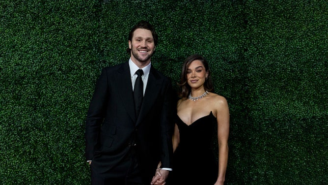 Josh Allen et Hailee Steinfeld
