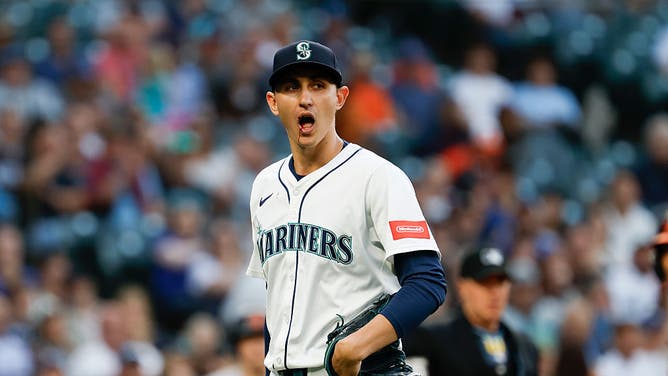 Mariners pitcher George Kirby bleeding from the mouth