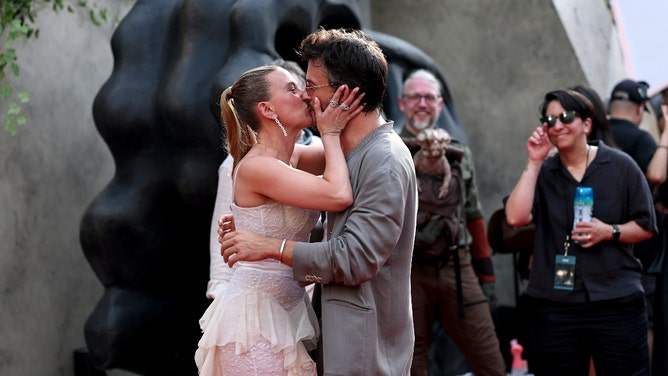 scarjo and jurassic world co-star kiss on the red carpet