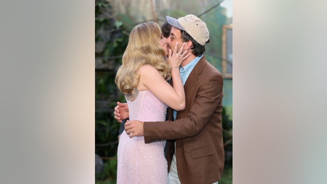 scarlett johannson red carpet kiss jonathan bailey