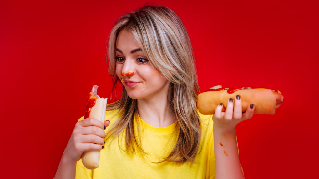 Cowboys Cheerleader Breaks The Rules, Flip Phones Make A Comeback & Take Me Out To The Wiener Drop