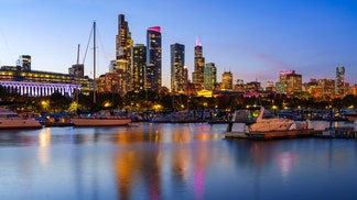 naked man in Chicago jumps off bridge gets on a private boat and starts fighting