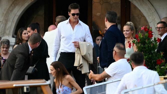 tom brady partying on a yacht with bikini-clad dakota johnson and kate hudson