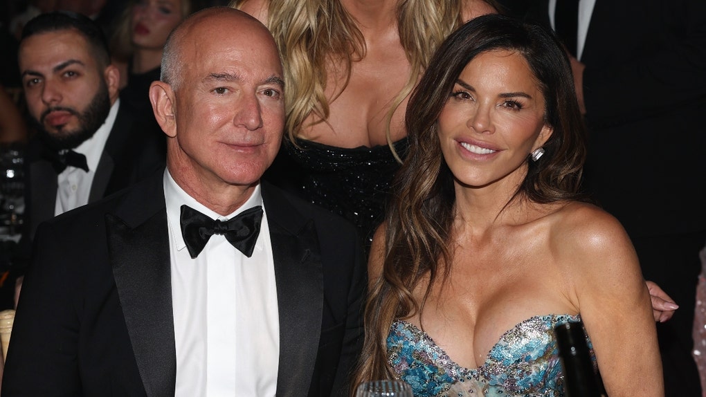 jeff bezos reportedly obsessed with making lauren sanchez a bond girl