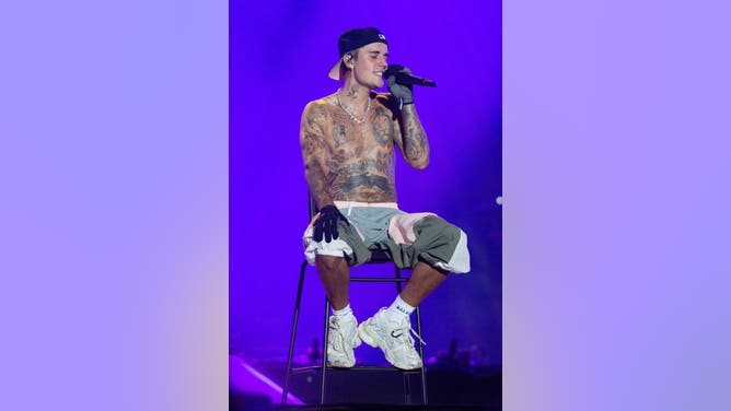 Justin Bieber Impersonator Tricked A Vegas Casino Into Performing.....And The Footage Is Gold: WATCH