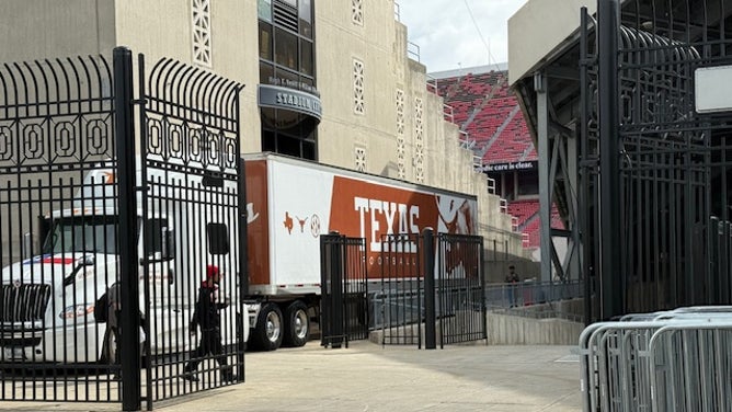 Texas Fans, Arch Manning Arrive At Ohio State — This Environment Proves College Football Is Best On Campus