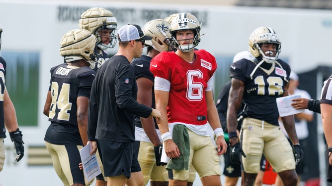 New Orleans Saints QB Tyler Shough talks to quarterback coach Scott Tolzien during training camp. (Photo credit: Stephen Lew-Imagn Images)