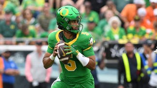 Oregon Ducks quarterback Dante Moore