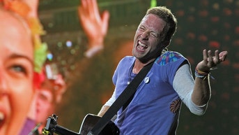 coldplay kiss cam couple were just friends