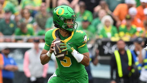 Oregon Ducks quarterback Dante Moore