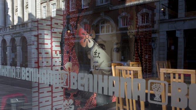 Benihana Employees Give Customers Dinner & A Show With A Plate Throwing Fight: WATCH