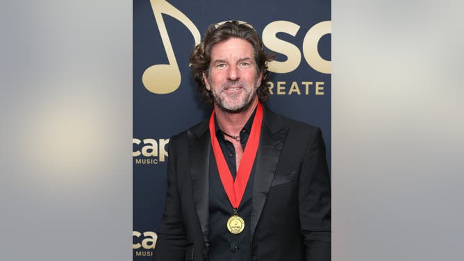 Country Music Legend Killed In Tragic Plane Crash