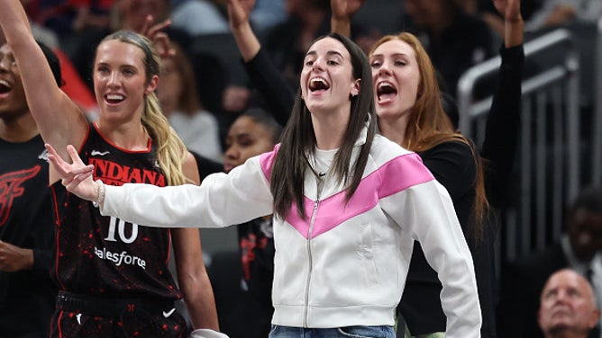Caitlin Clark Trolls Lynx Coach With Savage Timeout Gesture