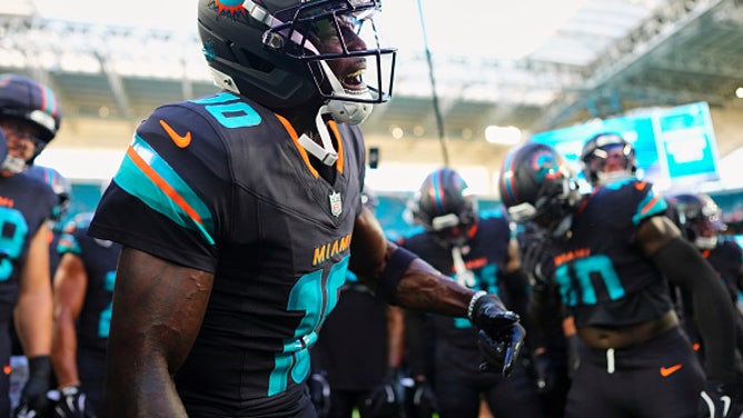 Dolphins WR1 Tyreek Hill Carted Off With Nasty Leg Injury