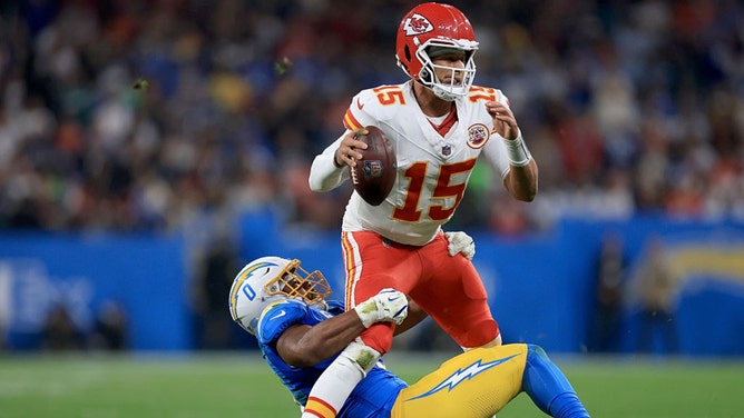 Patrick Mahomes pulls signature move.