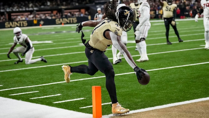 New Orleans Saints RB Alvin Kamara runs for a touchdown vs. the Arizona Cardinals at Caesars Superdome in NFL Week 1. (Photo Credit: Matthew Hinton-Imagn Images)