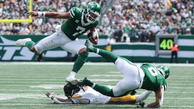 New York Jets QB Justin Fields leaps over Pittsburgh Steelers CB Jalen Ramsey at MetLife Stadium. (Photo Credit: Vincent Carchietta-Imagn Images)