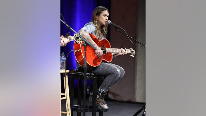 Tatted Up Country Star Puts Absurd Physical Fitness On Display In Viral Video: WATCH
