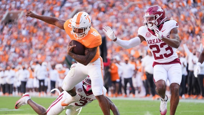 Tennessee RB DeSean Bishop runs for a touchdown in an SEC game vs. Arkansas Razorbacks in Knoxville. (Photo credit: Angelina Alcantar/News Sentinel-USA TODAY NETWORK via Imagn Images)