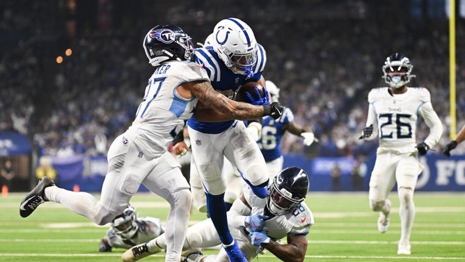 Indianapolis Colts RB Jonathan Taylor runs for a touchdown against the Tennessee Titans in NFL Week 8. (Photo credit: Robert Goddin-Imagn Images)