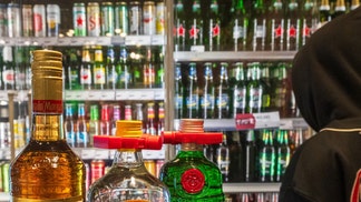 shoplifters fight with employees at liquor store in pepper spray and biting brawl