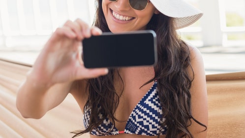 Woman accuses her sister of hitting on her boyfriend after she sent him bikini pictures