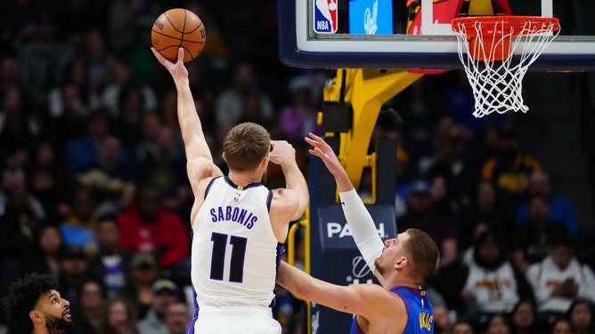 Sacramento Kings big Domantas Sabonis shooting a baby hook over Denver Nuggets C Nikola Jokic at Ball Arena. (Photo credit: Ron Chenoy-Imagn Images)
