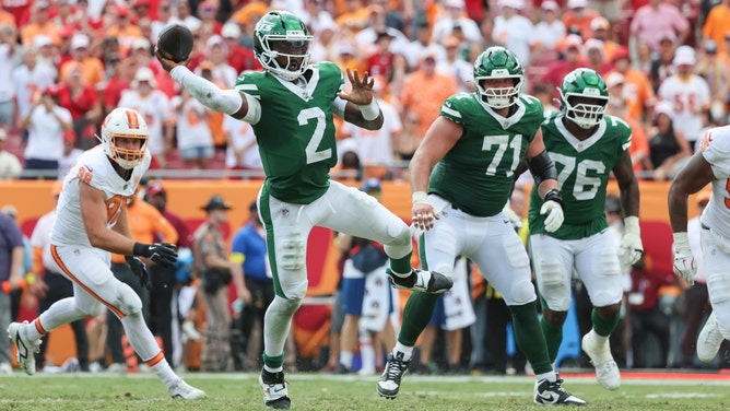 New York Jets QB Tyrod Taylor throwing a touchdown vs. the Tampa Bay Buccaneers at Raymond James Stadium in NFL Week 3. (Photo Credit: Kim Klement Neitzel-Imagn Images)