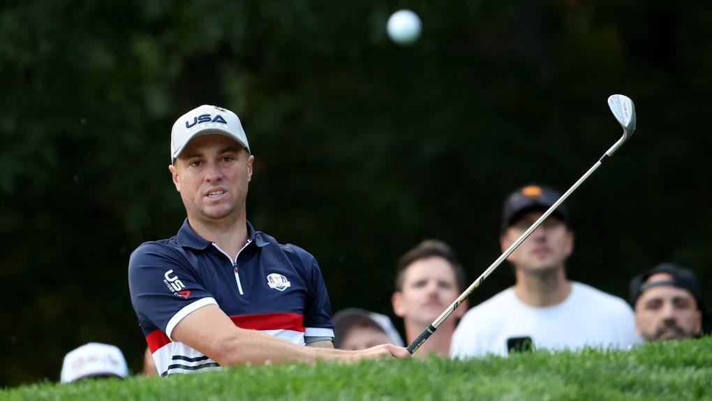 Justin Thomas chipping