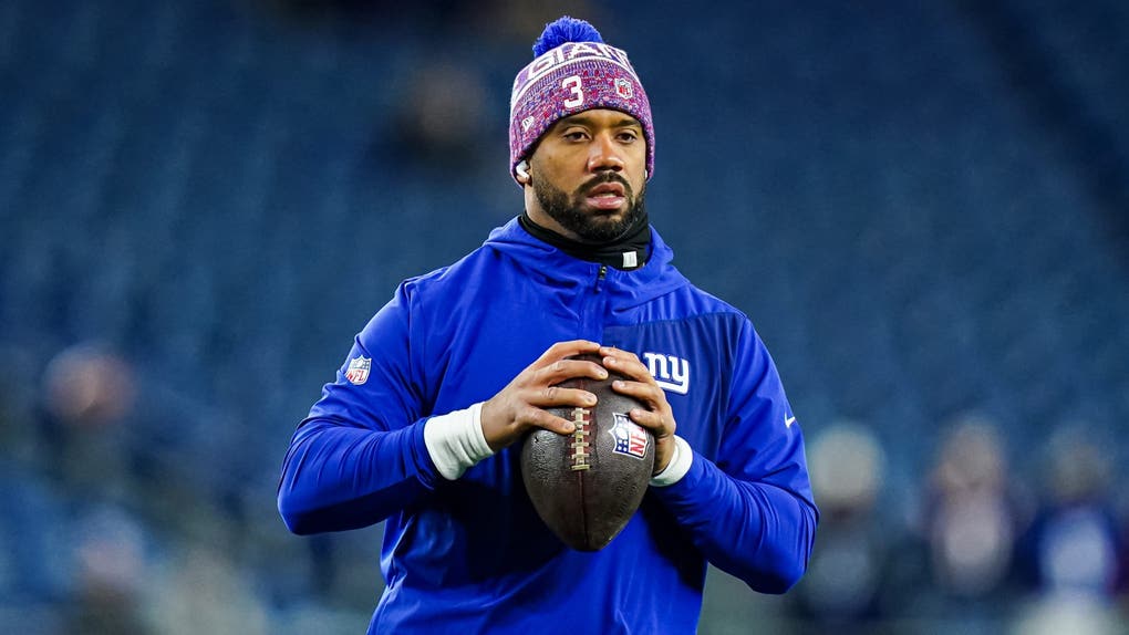 New York Giants quarterback Russell Wilson warms up before a game.