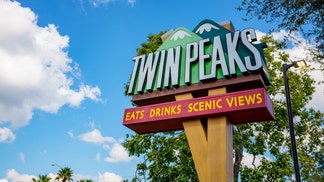 Twin Peaks couple surrounded by ass