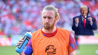 USMNT player drinking water