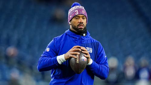 New York Giants quarterback Russell Wilson warms up before a game.