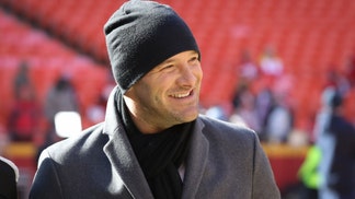 Tony Romo has officially become unwatchable, and it's time for CBS to think about benching him. 