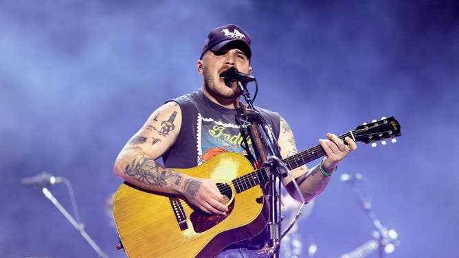 INDIO, CALIFORNIA - APRIL 25: (FOR EDITORIAL USE ONLY) Zach Bryan performs at the T-Mobile Mane Stage during the 2025 Stagecoach Festival on April 25, 2025 in Indio, California. (Photo by Frazer Harrison/Getty Images for Stagecoach)