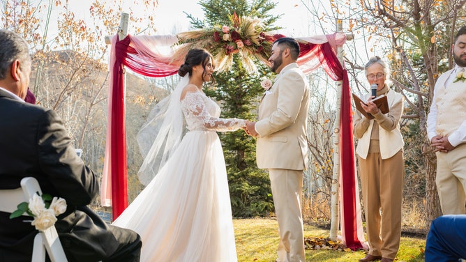 viral video shows one of the cringiest wedding entrances by a groom ever