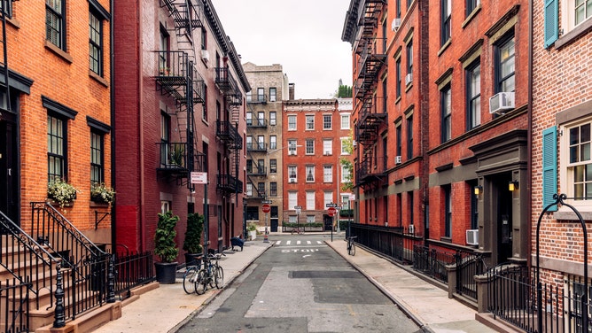 naked neighbor Los Angeles apartment complex