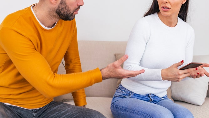 girlfriend upset boyfriend had hidden folder on phone