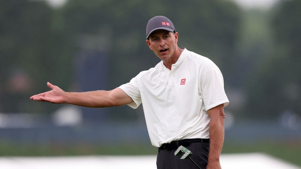 Adam Scott holding putter