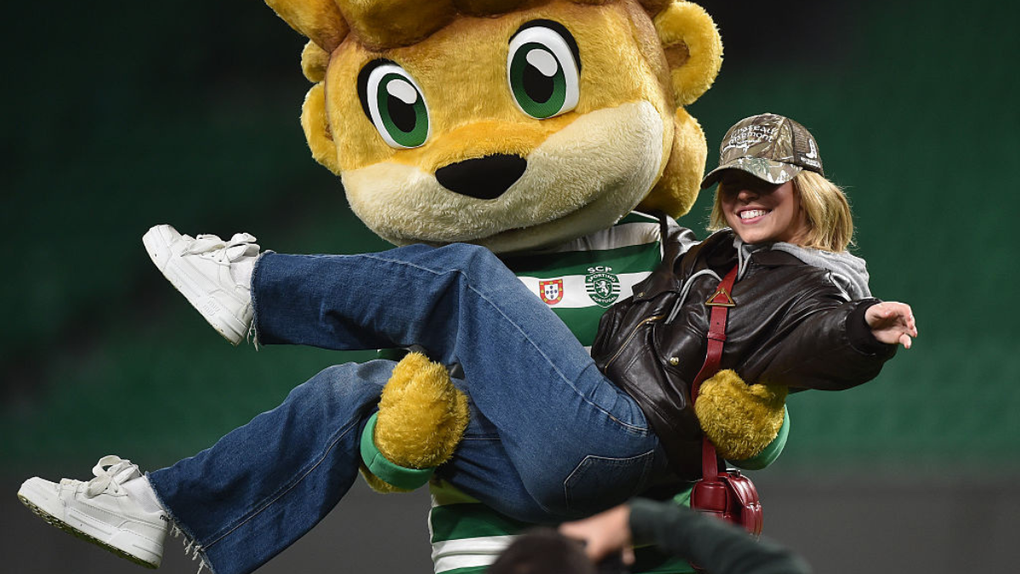 Sydney Sweeney Shows Off Her (Soccer) Ball-Handling Skills, Fascist Golf & Fast Food Burger Wars