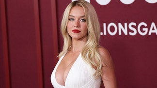 Sydney Sweeney is full steam ahead, MLBers are shrinking for ABS and Chuck Norris has died. 