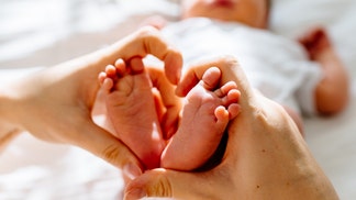 woman doesn’t know which identical twin is her baby's father after having sex with both days apart