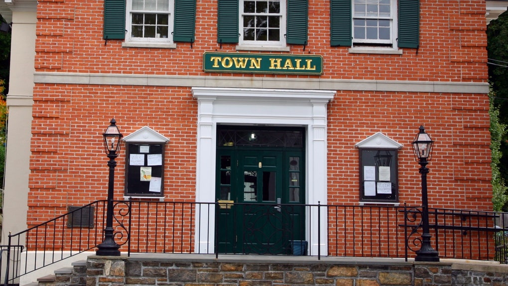 mayor asked to resign after walking around town hall without any pants on