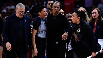 Dawn Staley reacts to Geno Auriemma. 